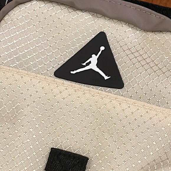 Nike Air Jordan Festival Phone ID Money Snack bag new light orewood brown - Picture 2 of 9